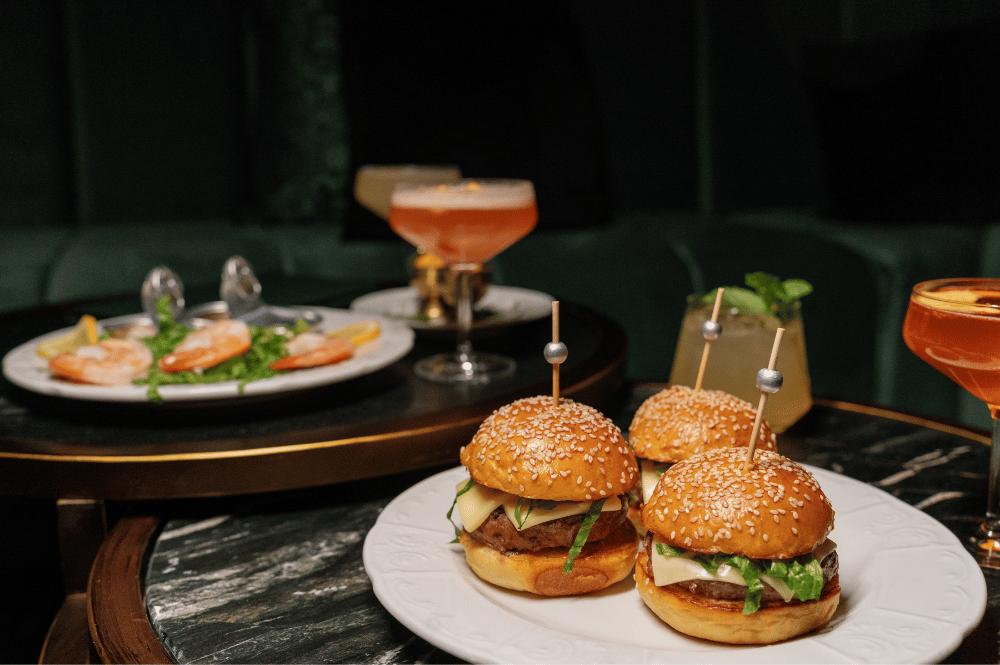 Brandis Bar And Lounge At The Biltmore Hotel In Coral Gables Burger And Cocktails